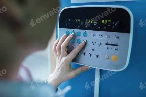 Vista previa: Primer plano del técnico médico que inicia el procedimiento de radiografía en la clínica.