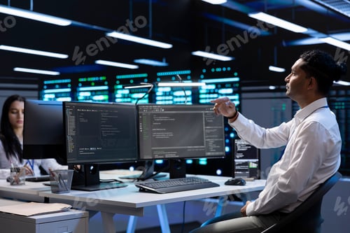 Vista previa: El administrador del sistema busca hologramas en el centro de datos