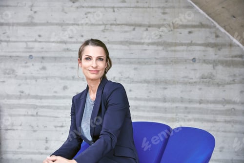 Preview: Smiling businesswoman sitting on chair