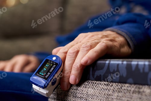 Preview: Pulse oximeter on the hands of an elderly woman