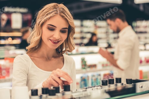 Preview: Couple doing shopping