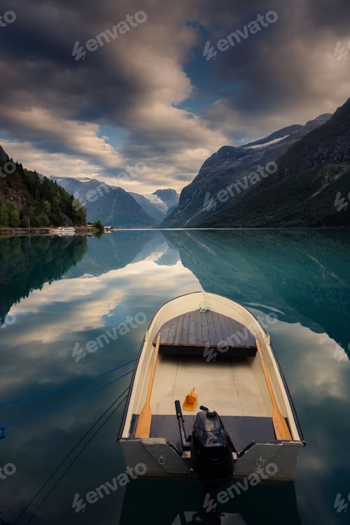 Preview: Reflections of Nature: Captivating Beauty in Norway's Lovatnet