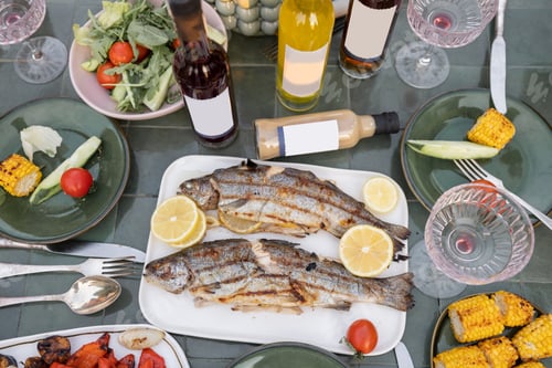Preview: Grilled food and alcohol on the green table