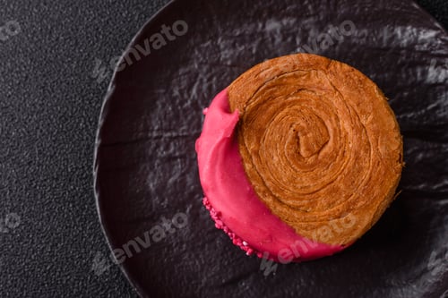 Preview: Round sweet New York roll croissant with raspberry cream filling