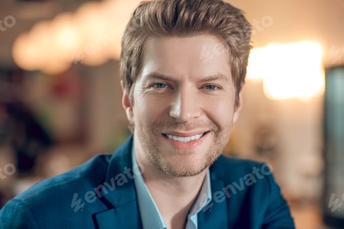 Preview: Cheerful young man waiting in cafe