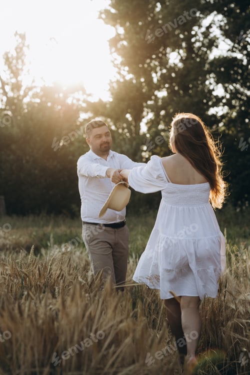 Vorschau: Paar in der Natur, einen Kuss genießen, sich über jede Minute zusammen freuen, Liebe, Coupé, Leben, Menschen