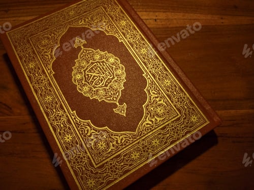 Preview: Quran on wooden desk
