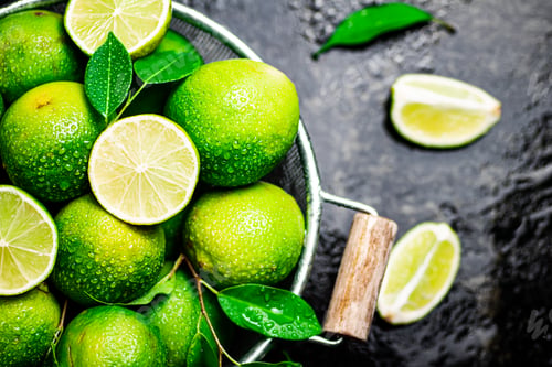 Preview: Fragrant lime with leaves in a colander.