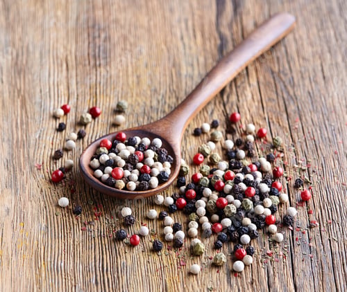 Preview: Pepper on wooden background