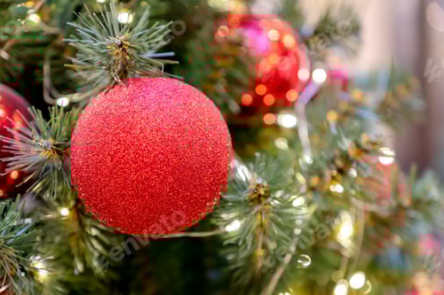 Visualização: Fundo de feriados de Natal e Ano Novo. Árvore de Natal decorada com enfeites