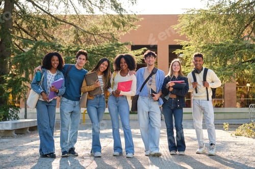 Visualização: Grupo diversificado de estudantes universitários sorrindo no campus caminhando