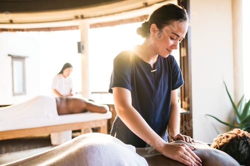 Vista previa: Massage therapist at a spa