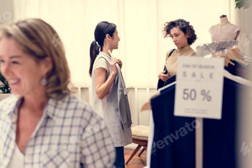 Aperçu: Les clients visitent un magasin de vêtements