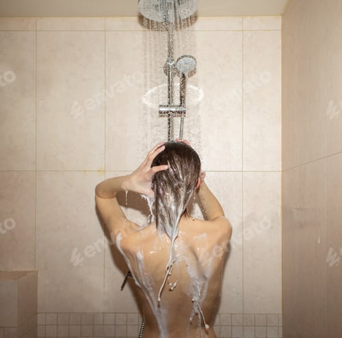 Visualização: Mulher lavando a cabeça no chuveiro