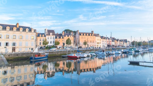 Vannes, the harbor, houses