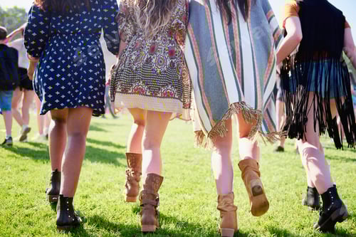 Visualização: Vista traseira de quatro mulheres correndo no festival de música