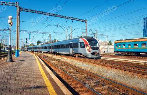Vista previa: High speed train at the railway station at sunset
