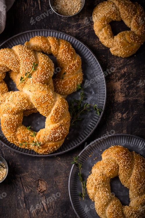 Preview: Traditional Turkish bagel simit with sesame