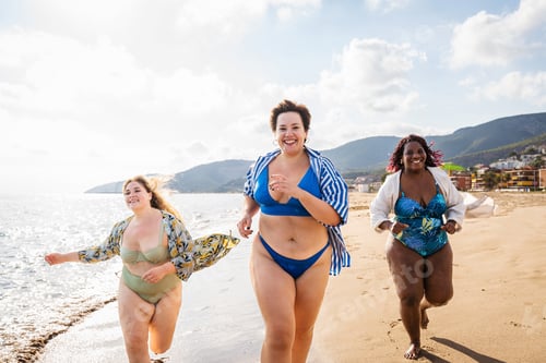 Preview: Group of plus size women with swimwear at the beach
