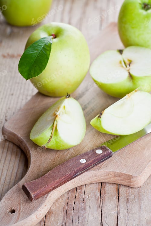 Preview: fresh green sliced apples and knife