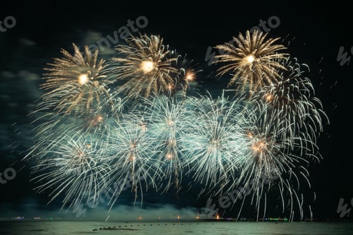 Visualização: Fogos de artifício multicoloridos explodindo sobre a água