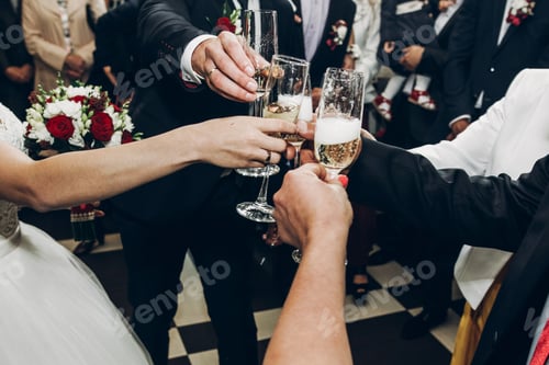 Visualização: pessoas brindando com taças de champanhe na recepção de casamento