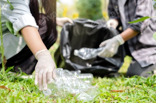 Preview: garbage collection, volunteer team pick up plastic