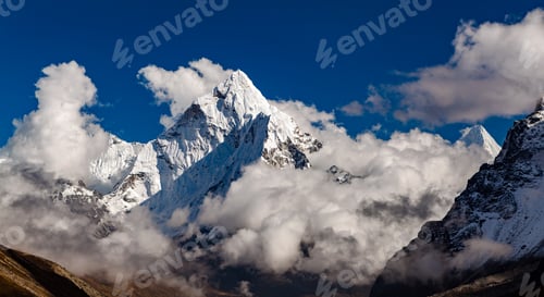 Vorschau: Der Berg Ama Dablam in der inspirierenden Himalaya-Landschaft, Nepal