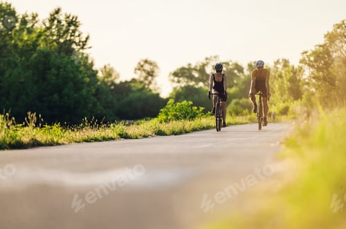 Vista previa: Pareja montando bicicletas de carretera al aire libre y usando cascos y gafas