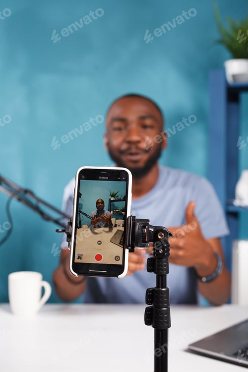 Preview: Streamer broadcasting using smartphone