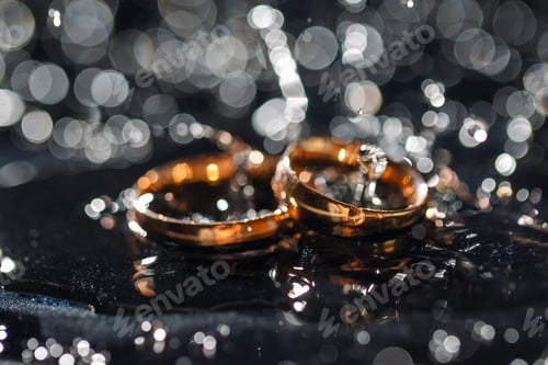 Preview: Wedding rings with water droplets,The engagement ring set.,Beautiful silver background