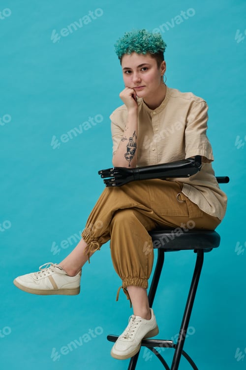 Preview: Teenage girl with prosthetic arm