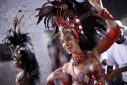 Preview: Glamourous dancing queen