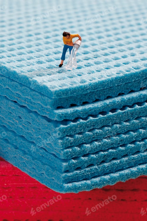 Preview: Woman figurine pouring water on sponge cloth