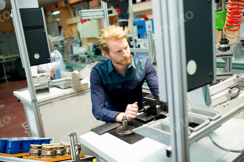 Preview: Engineer in the factory