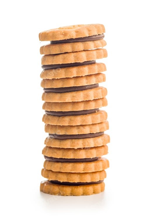 Vista previa: Galletas tipo sándwich con relleno de crema aisladas sobre fondo blanco.