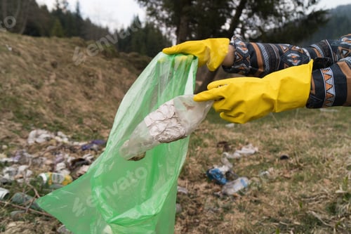 Preview: Hands in yellow glower holding a plastic water bottle.