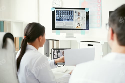 Vista previa: Médicos que trabajan en equipo en línea