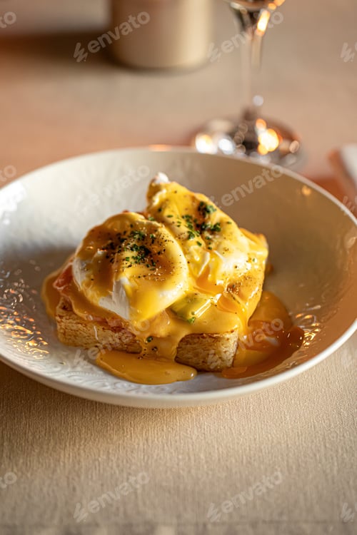 Preview: Eggs benedict with hollandaise sauce