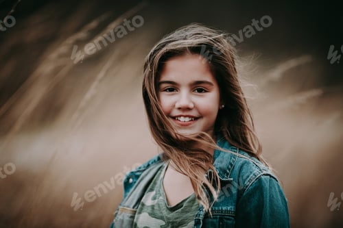 Visualização: Retrato pré-adolescente de uma menina em um dia ventoso