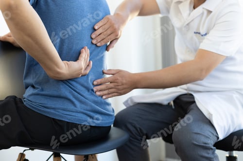 Preview: The doctor is diagnosing the patient's back pain. A male with back pain sees a doctor for treatment.