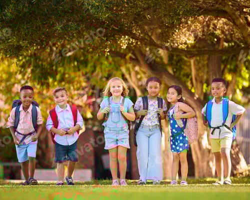Visualização: Retrato de estudantes multiculturais do ensino fundamental ou fundamental ao ar livre no final do dia