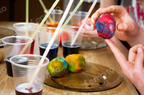 Preview: Children paint Easter eggs with colorful dyes in an unusual way