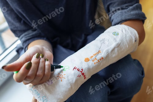 Preview: Fun creative fun to draw on plaster cast on broken arm