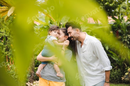 Visualização: jovem mãe está feliz em criar novos filhos pequenos em casa, mulher, família com recém-nascido