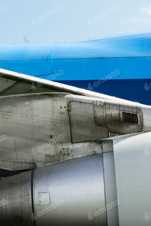 Preview: An old boeing 747, seen from the side