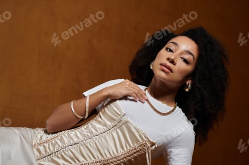 Preview: Studio chic: a black woman poses in trendy fashion