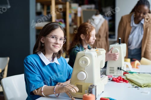Preview: Girl with prosthetic hand with sewing machine
