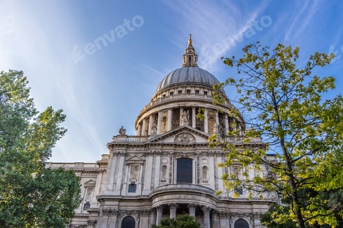Preview: St. Paul's cathedral facade and trees. London, England