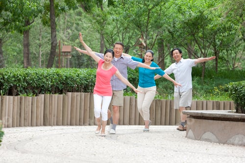 Preview: Senior couple in park